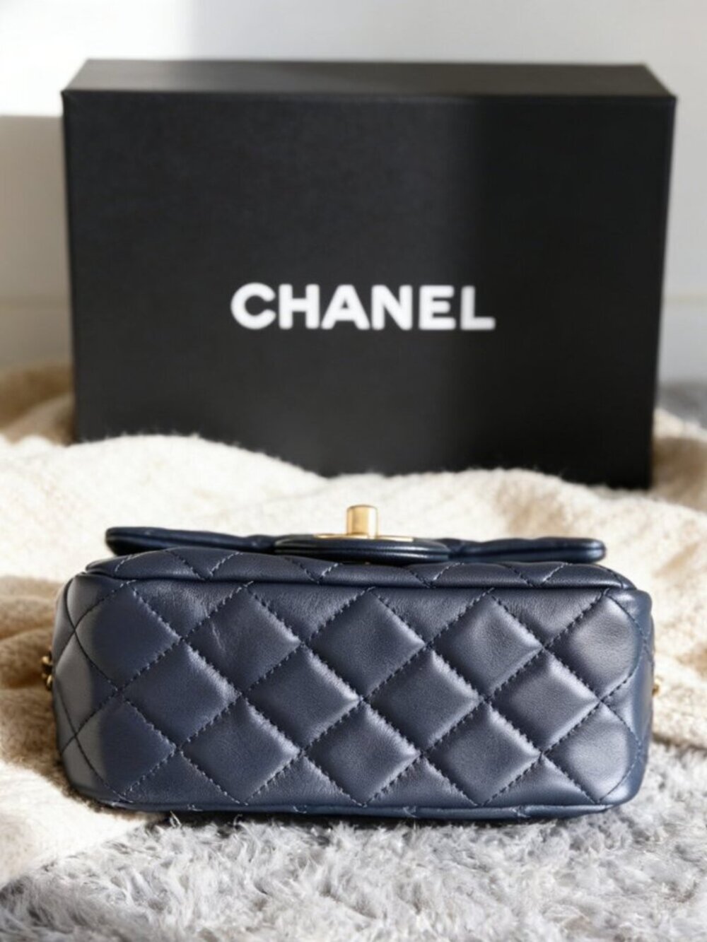 Chanel Classic Flap Mini in Quilted - Picture 4 of 6